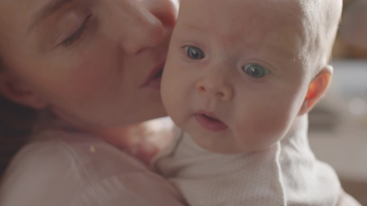 妈妈亲吻可爱的宝宝视频素材