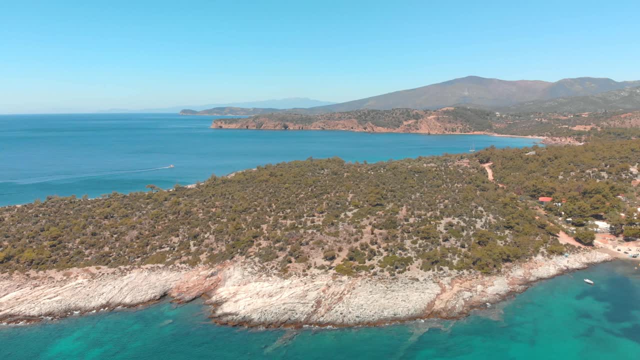 鸟瞰图美丽的海滩上的希腊岛，海岸线与绿松石海视频下载