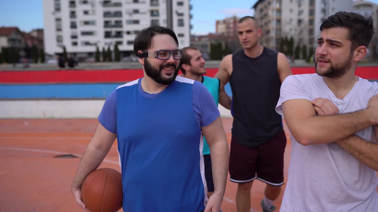朋友们投篮和扣篮的视频为篮球比赛热身视频素材