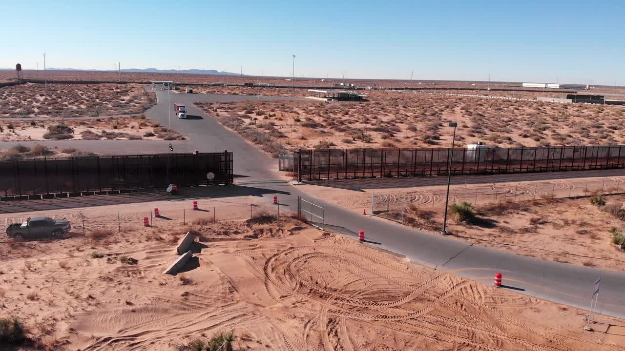 集装箱半卡车通过美国墨西哥边境墙，向美国海关进口货物视频下载