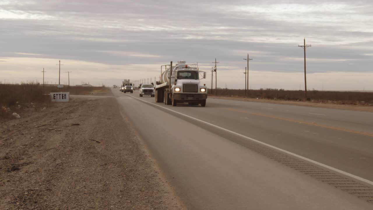 白色半卡车与集装箱拖车通过高速公路在西德克萨斯油田视频下载