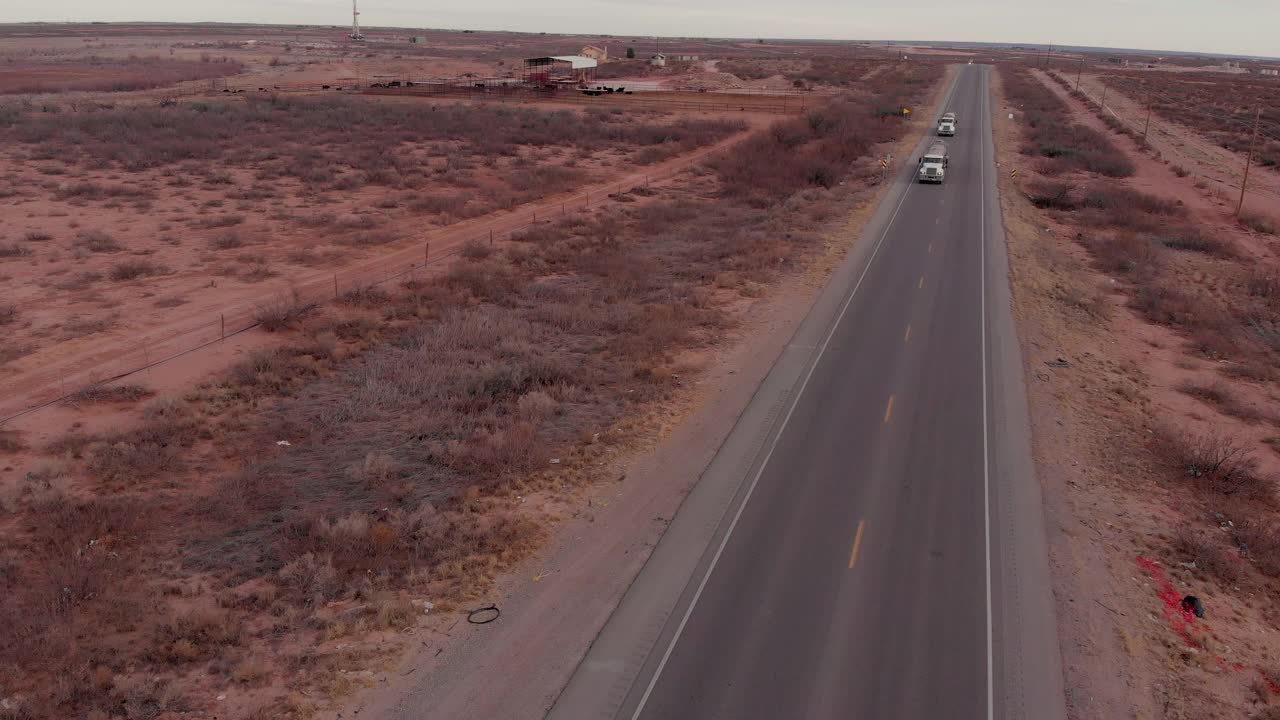 卡车油罐车在西德克萨斯油田高速公路上行驶视频下载
