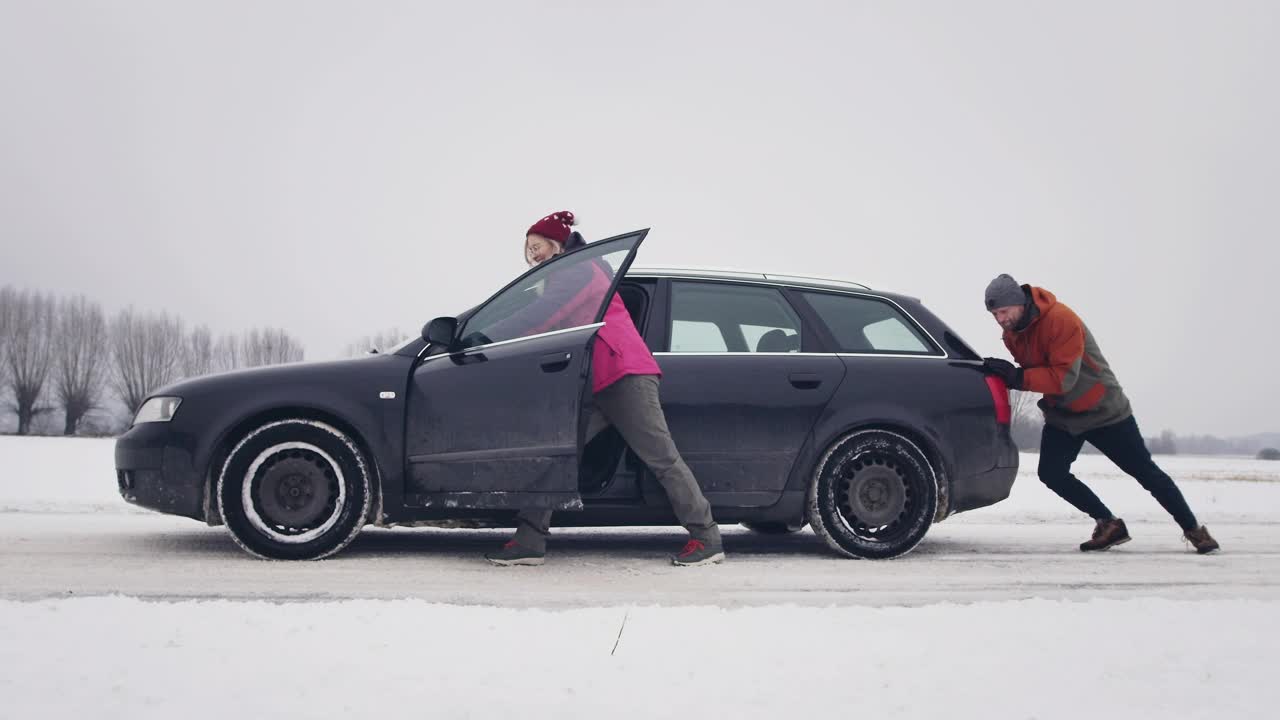 冬天，一对年轻夫妇的汽车出了故障。视频下载