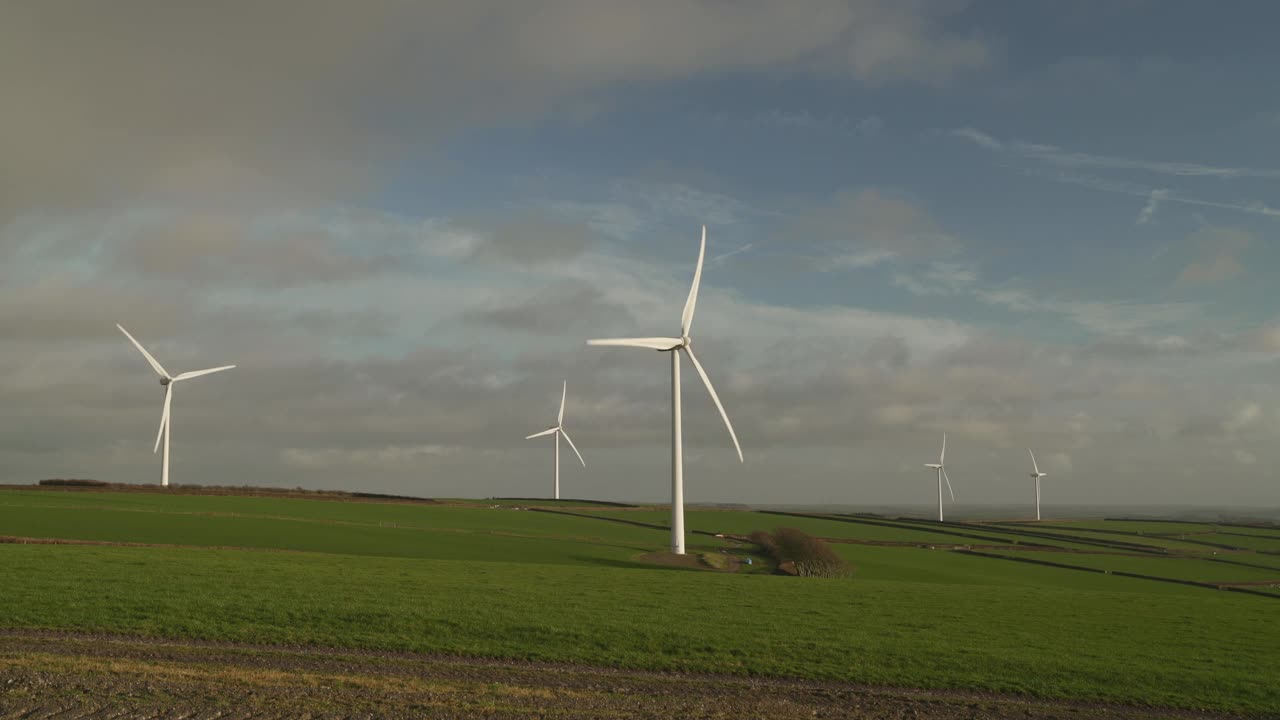 风景风景的风力涡轮机在运动，农村设置视频下载