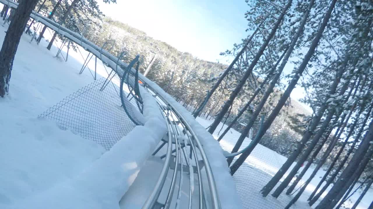 雪橇在雪地上滚动视频素材