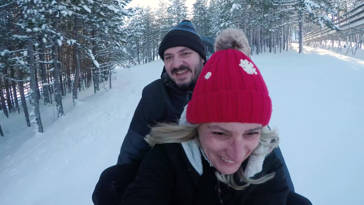 一对成熟有趣的夫妇在滑雪橇视频素材