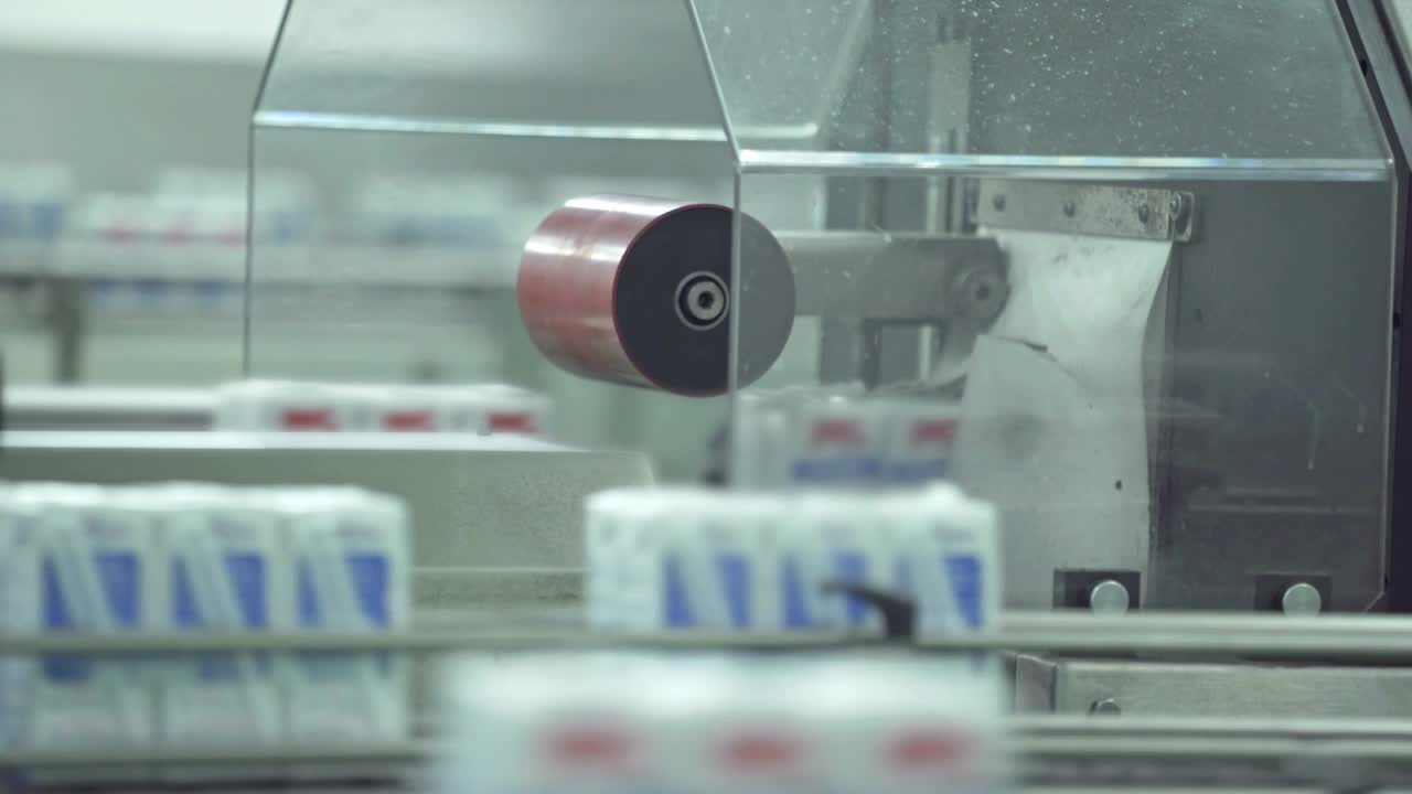 乳品工厂的生产线视频下载
