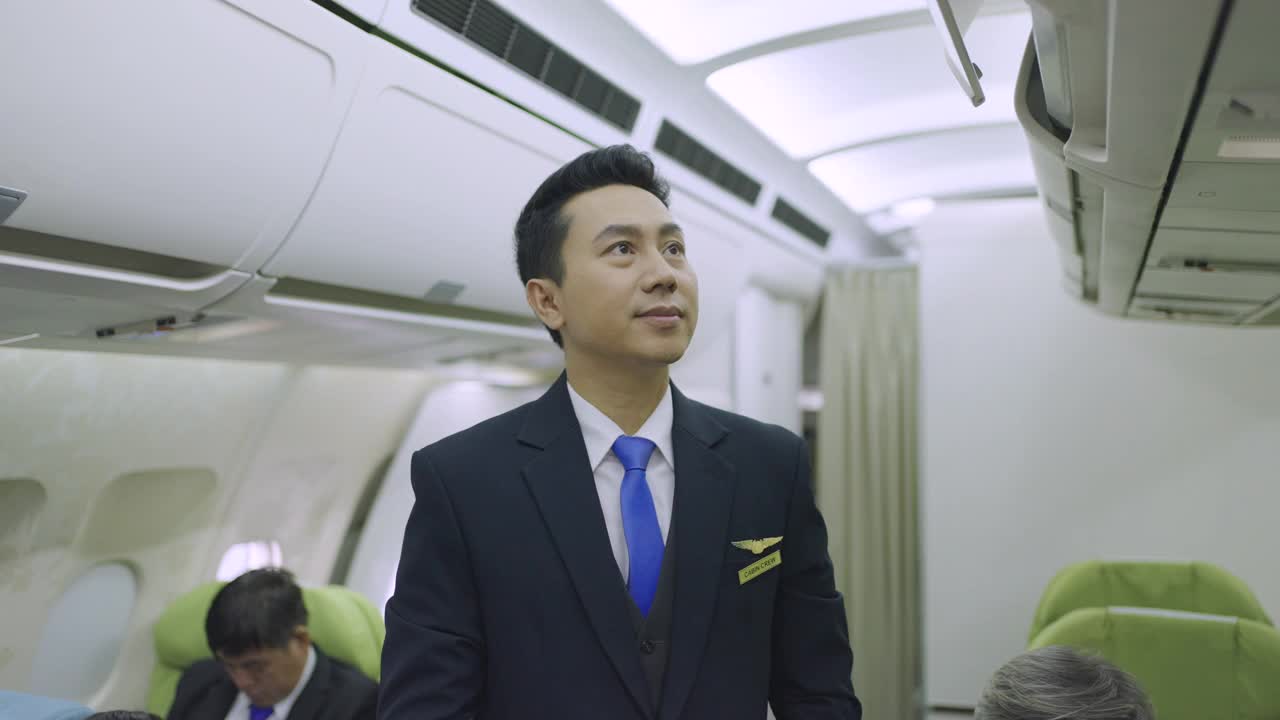 飞机上一个自信的男乘务员的肖像视频素材
