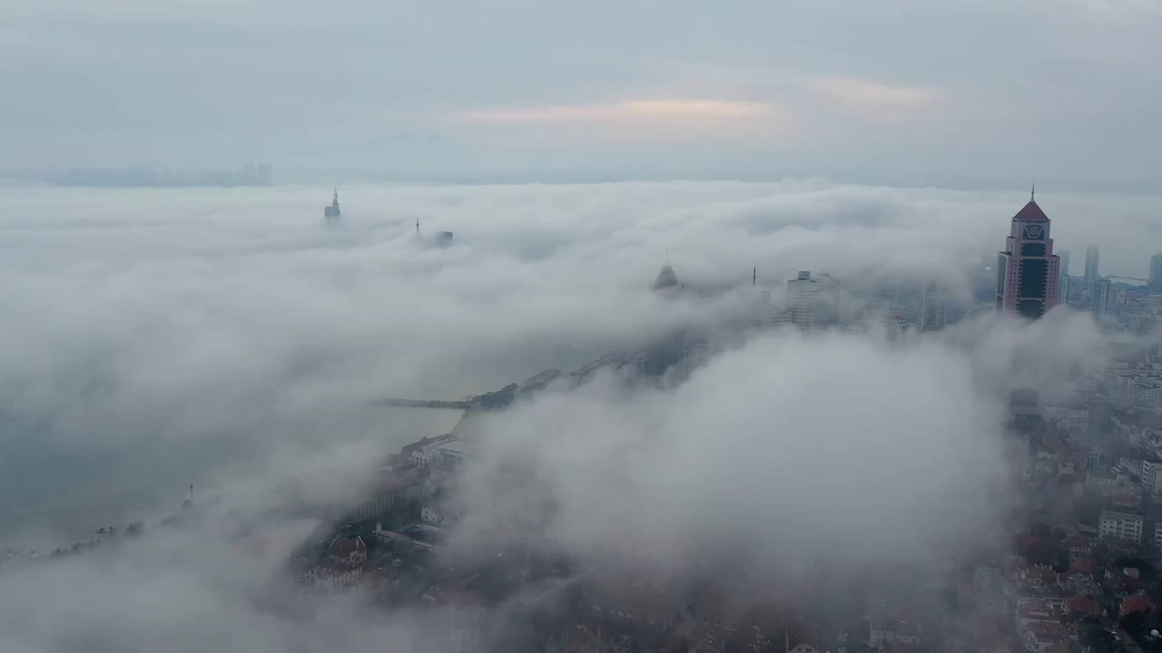 雾中的青岛老城，中国山东省青岛市视频素材