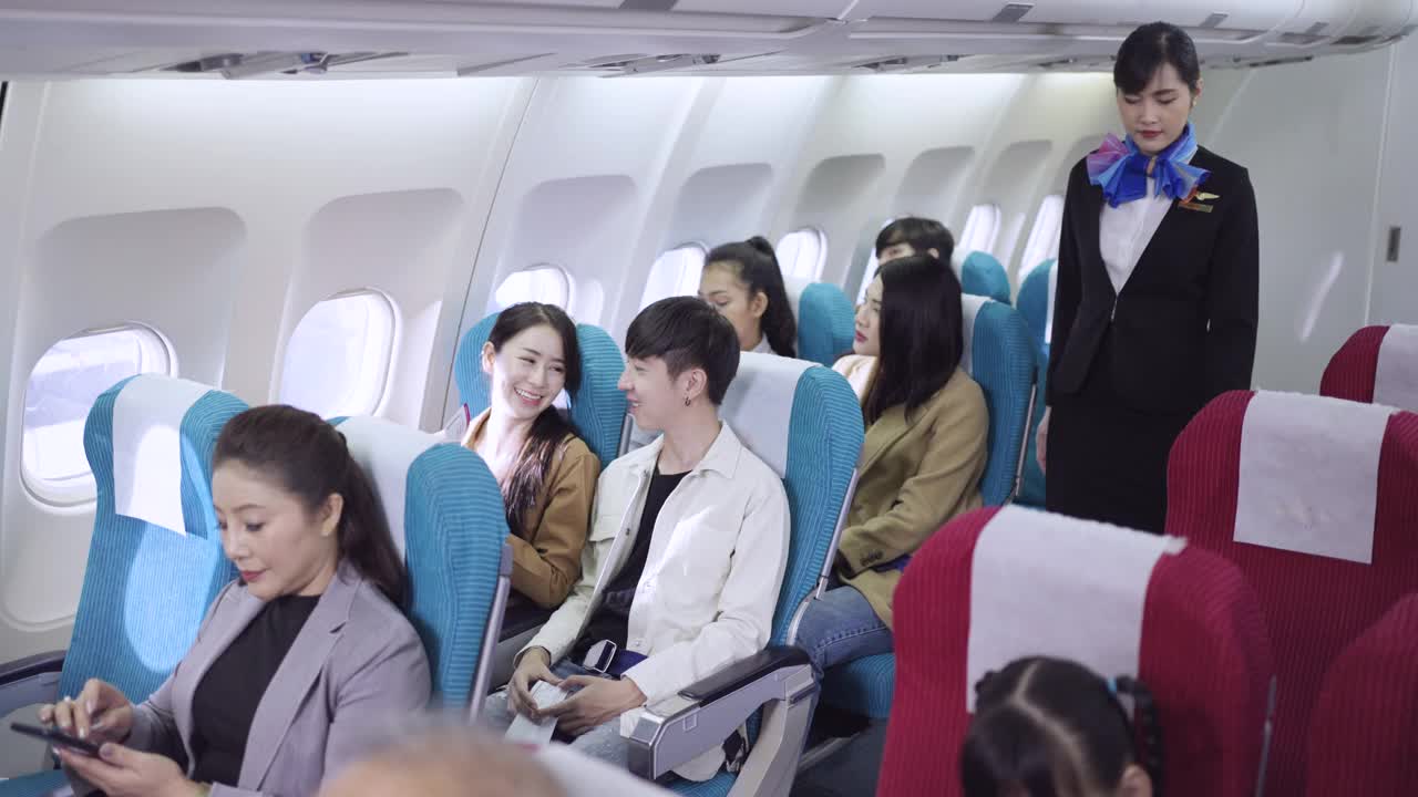 空乘人员在飞行中引导这位年轻的男性乘客视频素材
