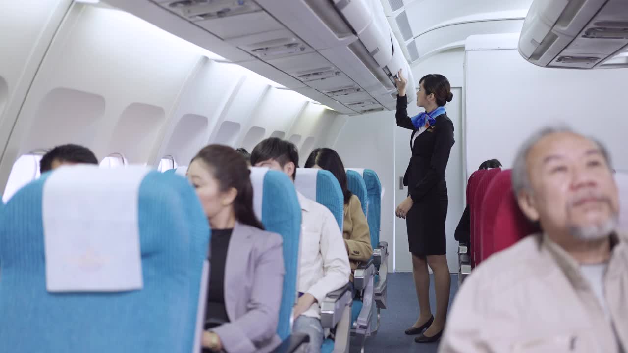 空乘人员关闭飞机上所有的行李舱视频素材