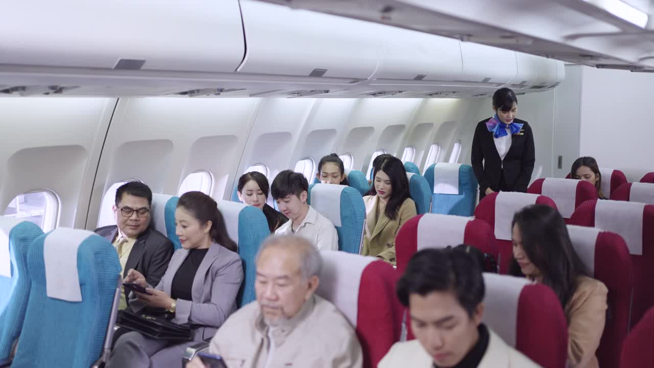 两名女空乘人员和乘客在飞机上视频素材