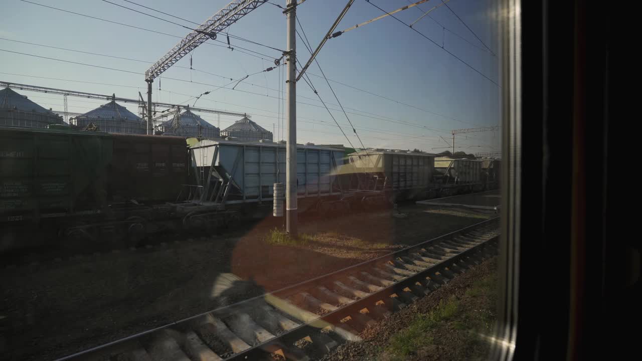 货车从移动的火车的窗口。在车站的铁路货物车厢。视频素材