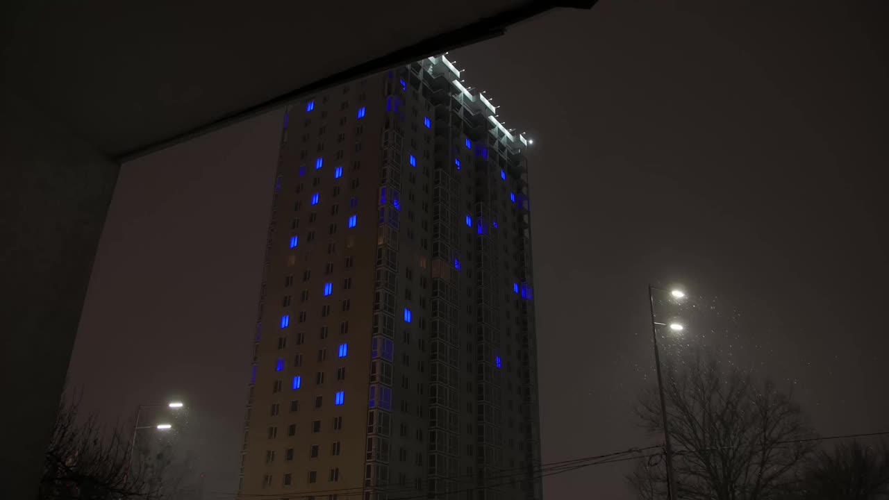 彩色照明公寓建筑视频下载