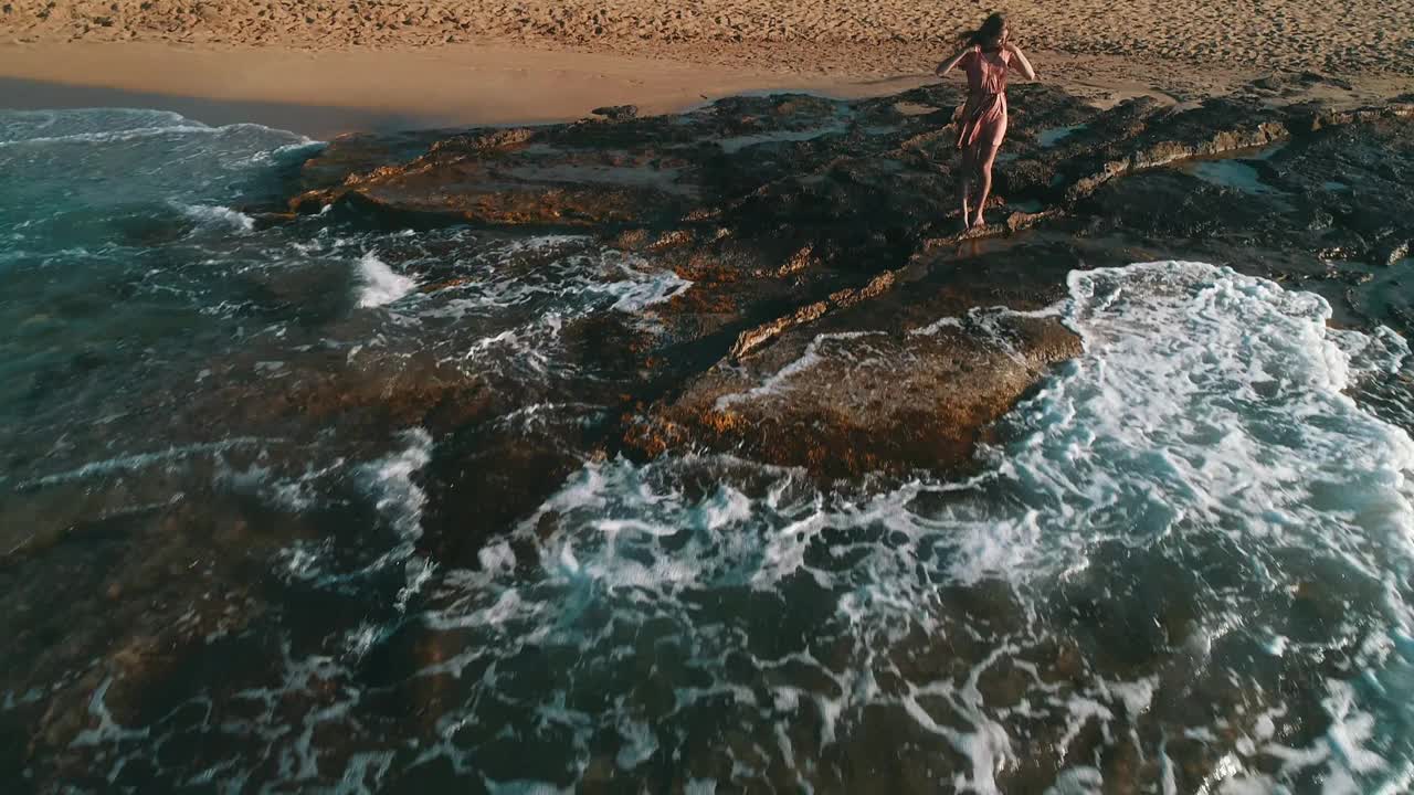 在海边度假的女人视频素材