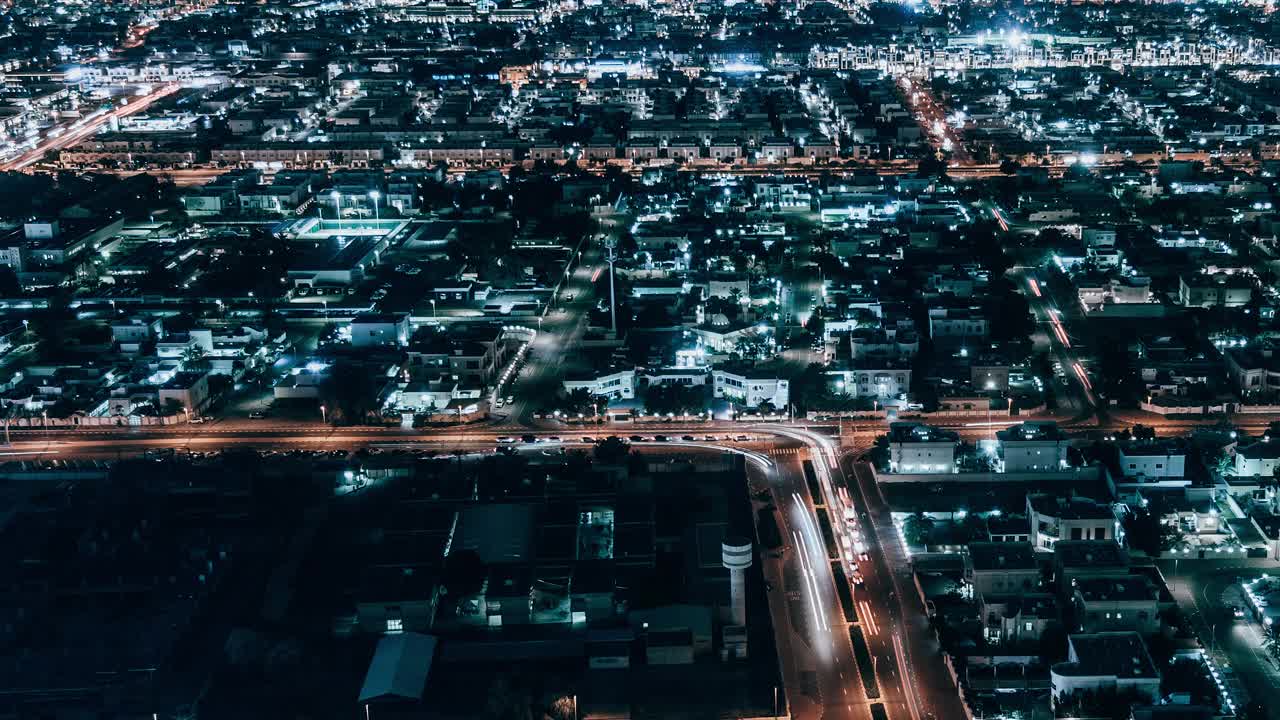 T/L PAN鸟瞰图的住宅区在晚上/迪拜，阿联酋视频素材