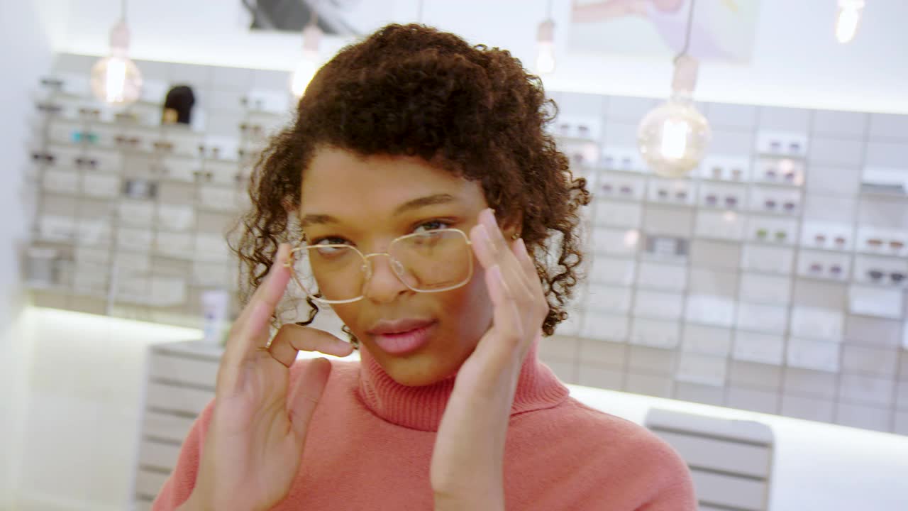 女顾客在店里试穿新眼镜视频素材