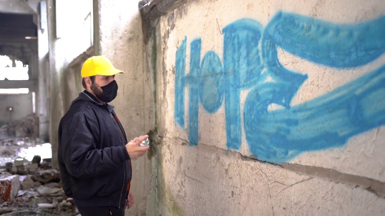 街头艺术家在墙上涂鸦视频下载