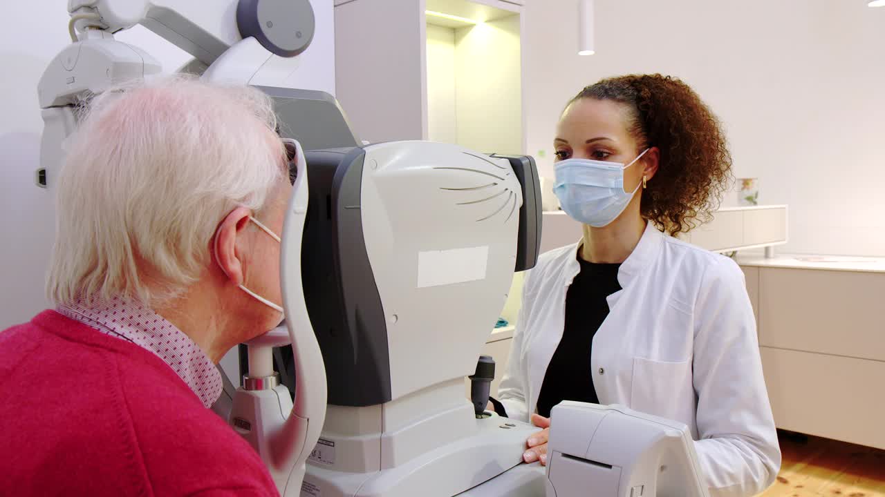 眼科医生为老年病人检查视力视频素材