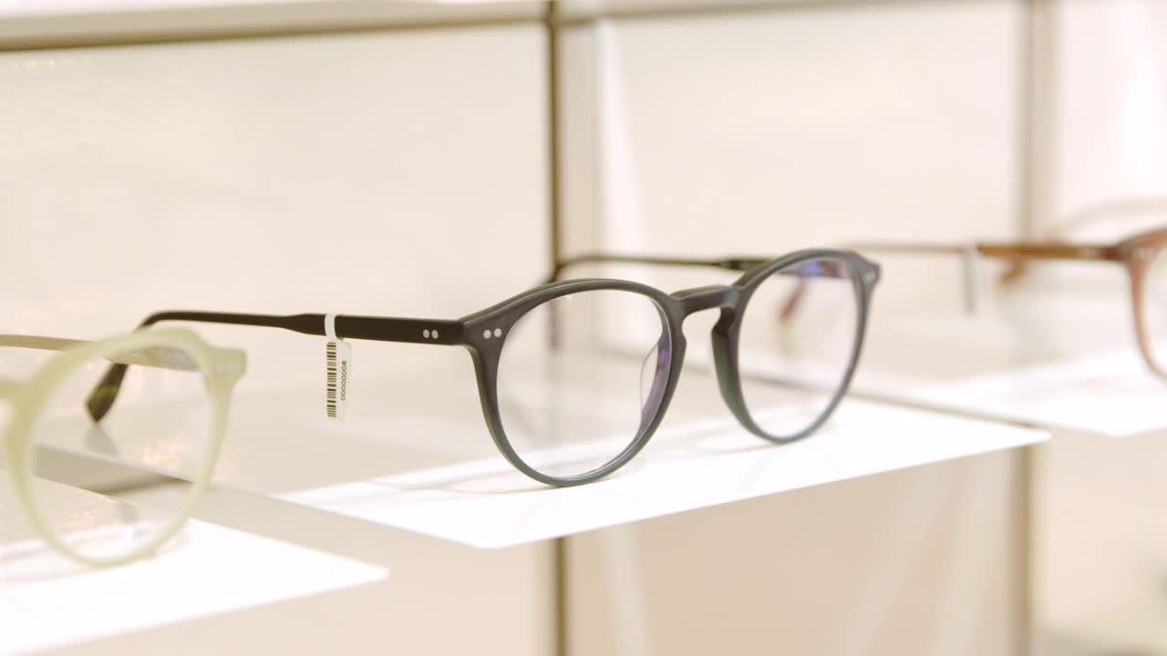 眼镜店展示许多眼镜视频素材
