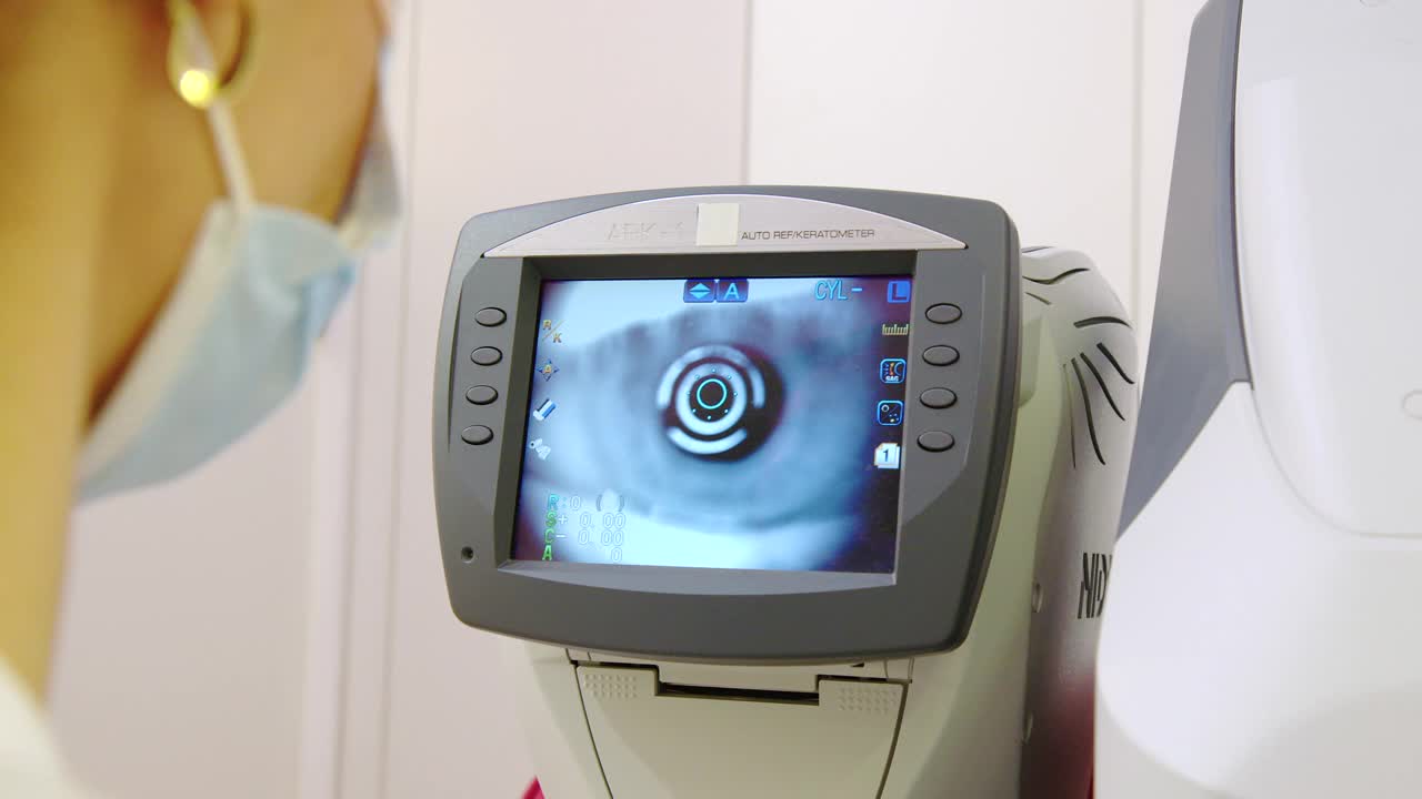 眼科医生用眼压计检查一个男人的眼睛视频素材