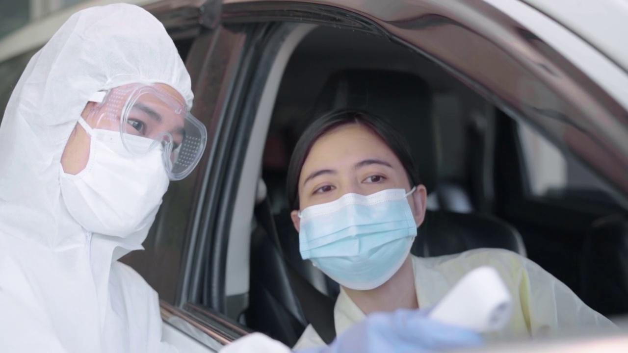 医生官员在人们开车时检测冠状病毒或Covid-19视频素材