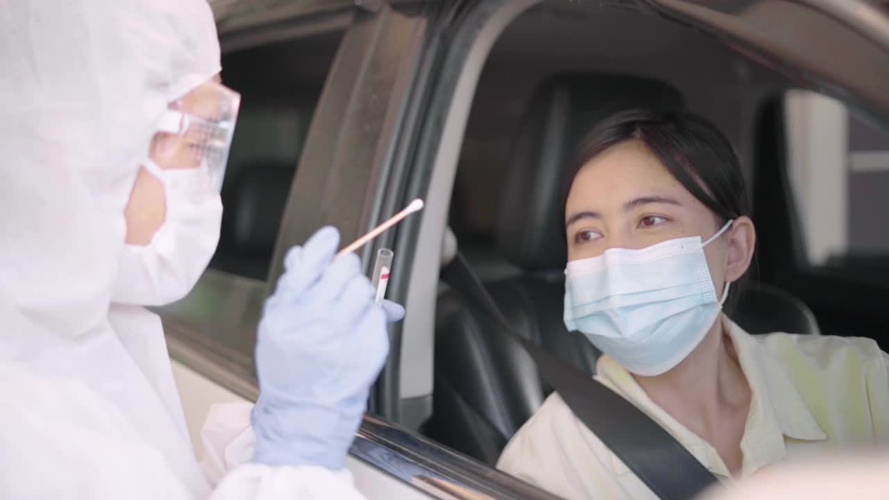 医生官员在人们开车时检测冠状病毒或Covid-19视频素材