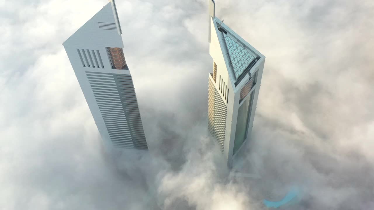 空中鸟瞰笼罩在浓雾中的迪拜城市天际线视频素材