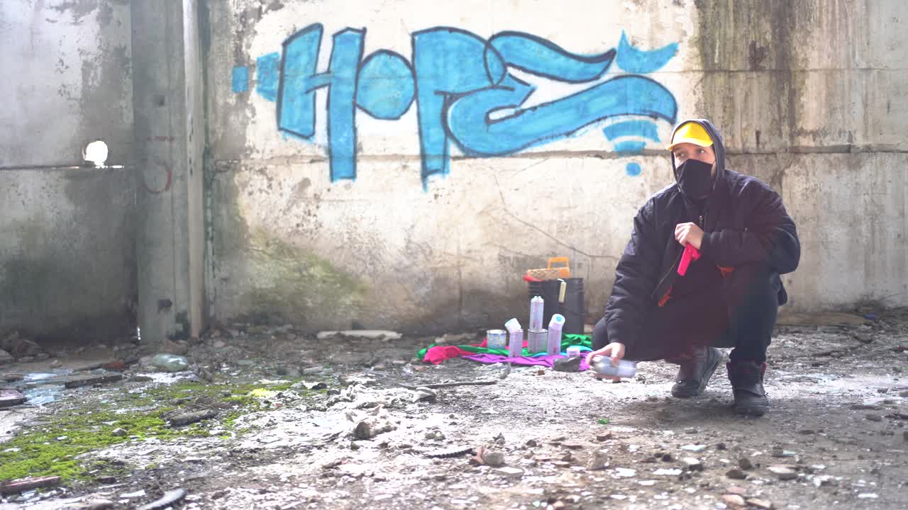 一个街头艺术家用喷漆罐的肖像视频下载