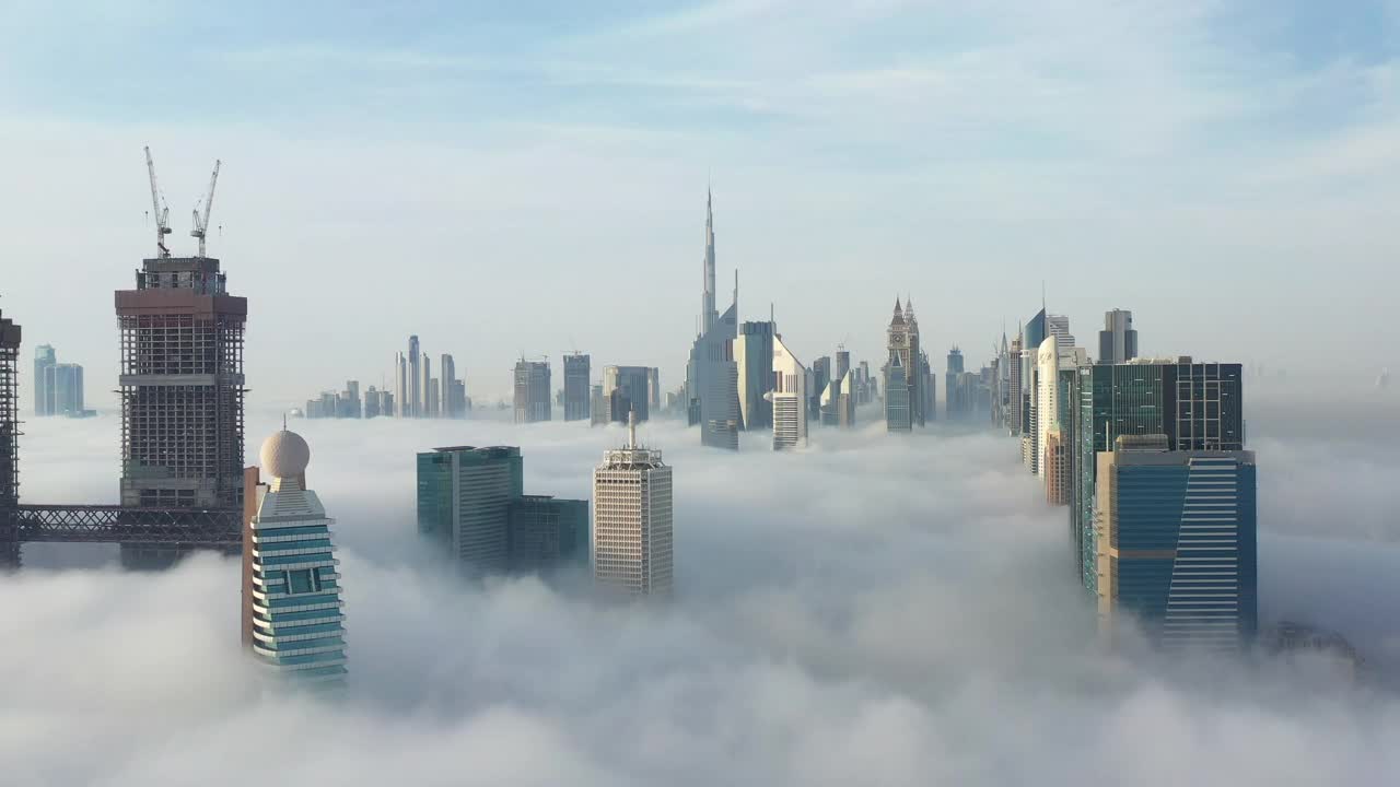 迪拜城市天际线被浓雾覆盖的鸟瞰图视频素材
