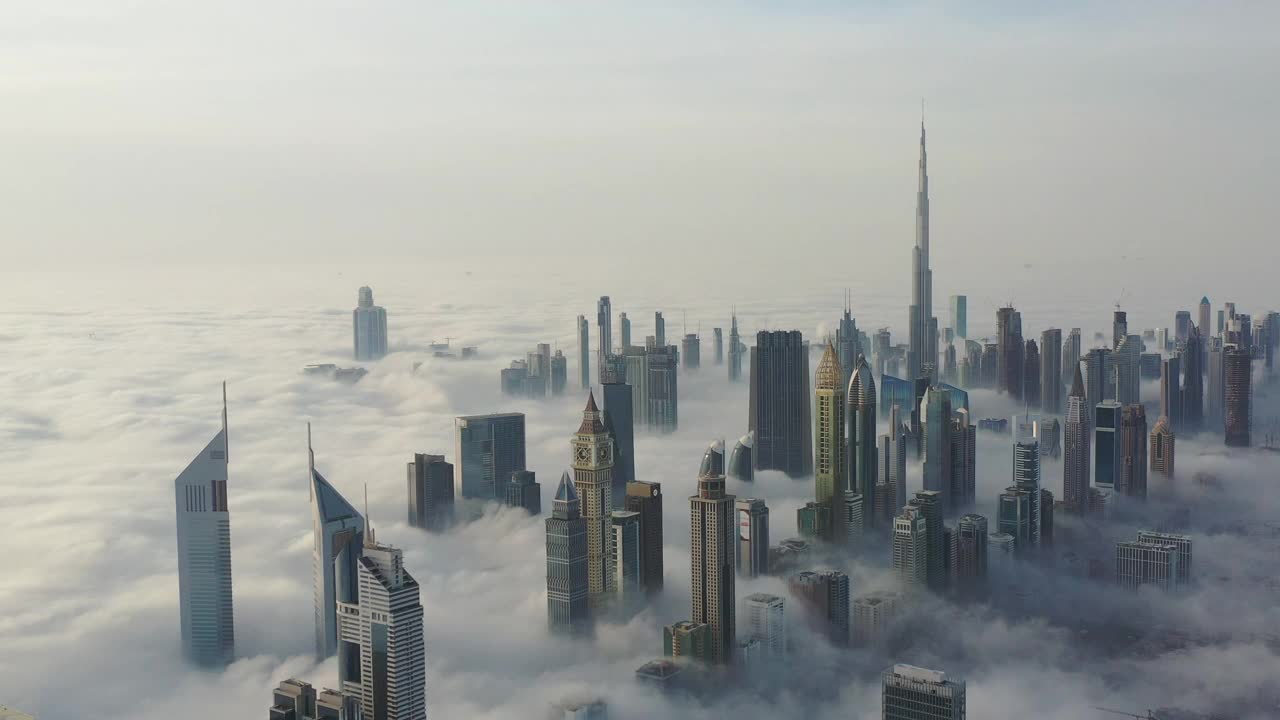 航拍的迪拜城市天际线在冬季被浓雾覆盖视频素材