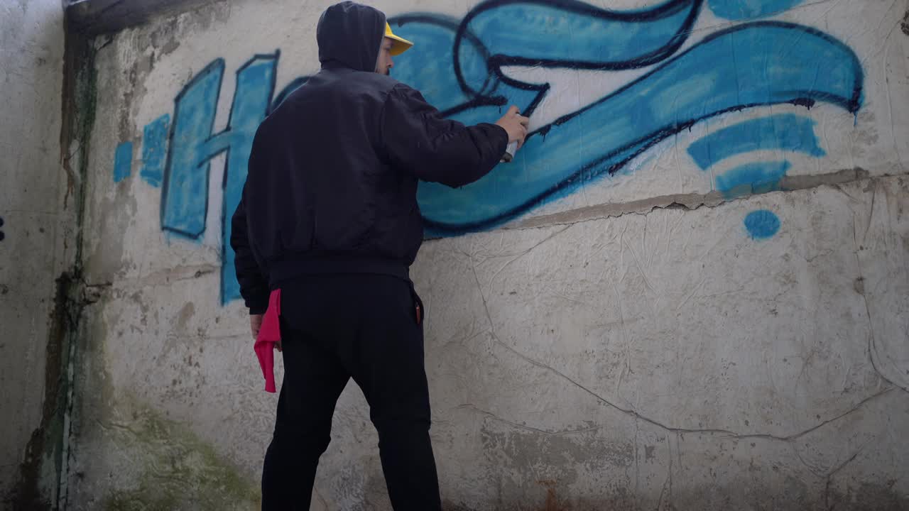 街头艺术家在普通的墙上涂鸦视频下载