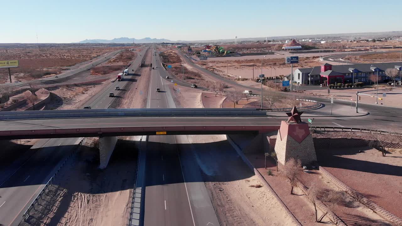 缓慢的从右到左建立空中剪辑的德克萨斯州新墨西哥州边界，半卡车向北加速视频下载