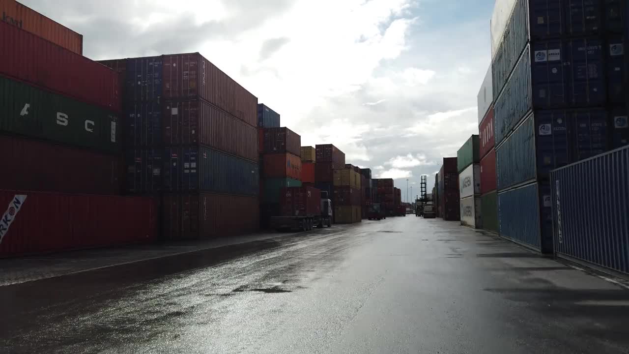 在商业港口驾驶。港口货物集装箱的4k分辨率延时画面。视频素材