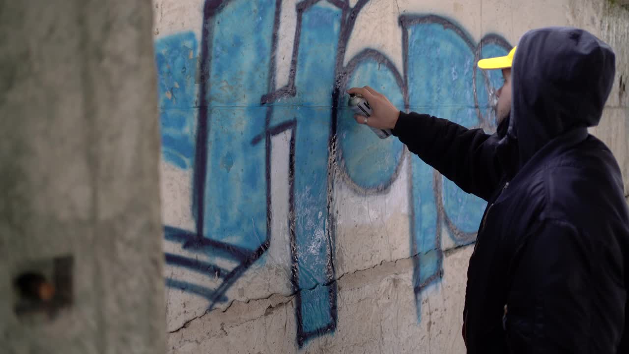 街头艺术家在普通的墙上涂鸦视频下载