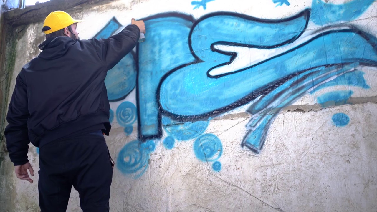 街头艺术家在墙上涂鸦视频下载