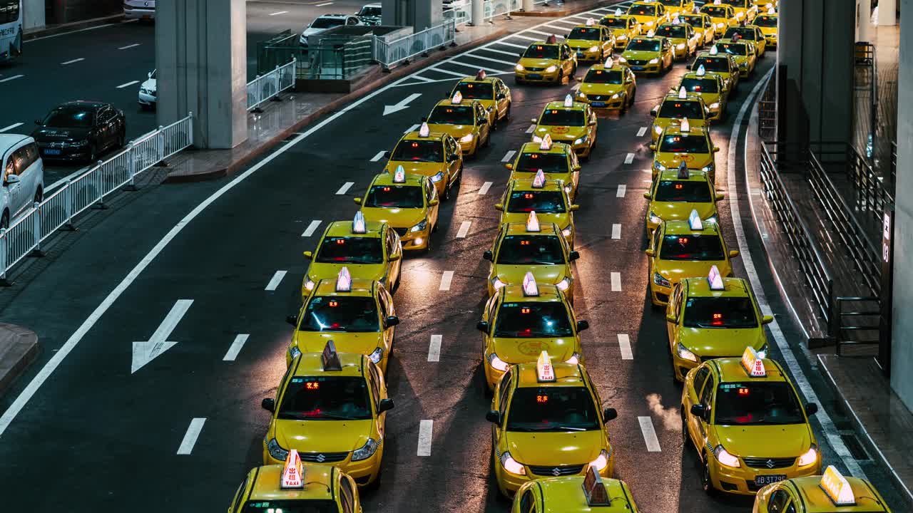 机场出口黄色出租车在夜间排队视频素材