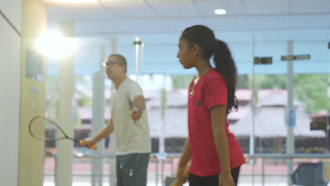 亚洲壁球教练指导，教授他的学生壁球比赛，展示他们视频素材