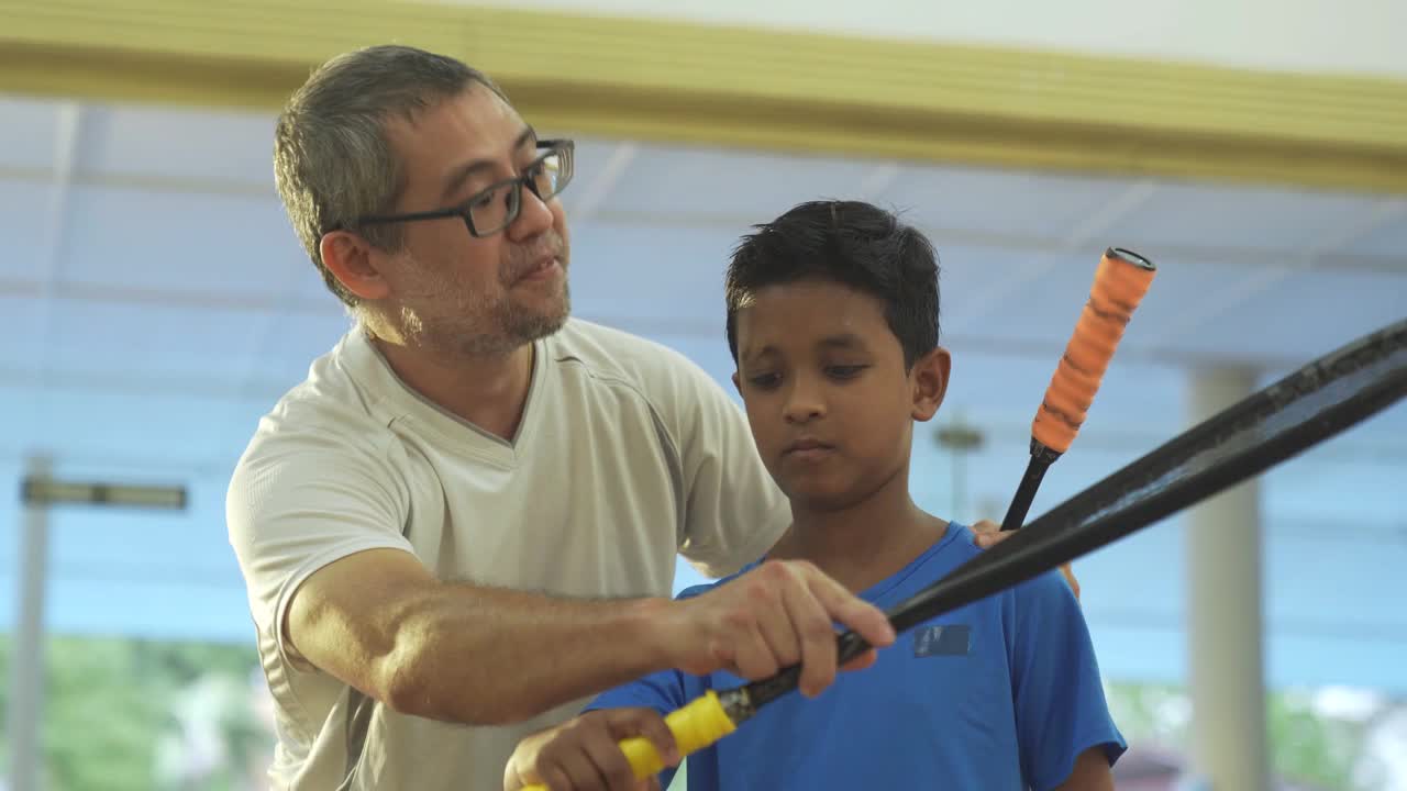 亚洲壁球教练在练习前指导教学和向学生讲解视频素材