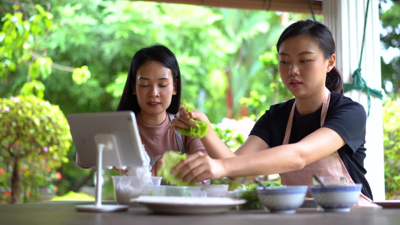 两个亚洲女人一起做越南春卷视频下载