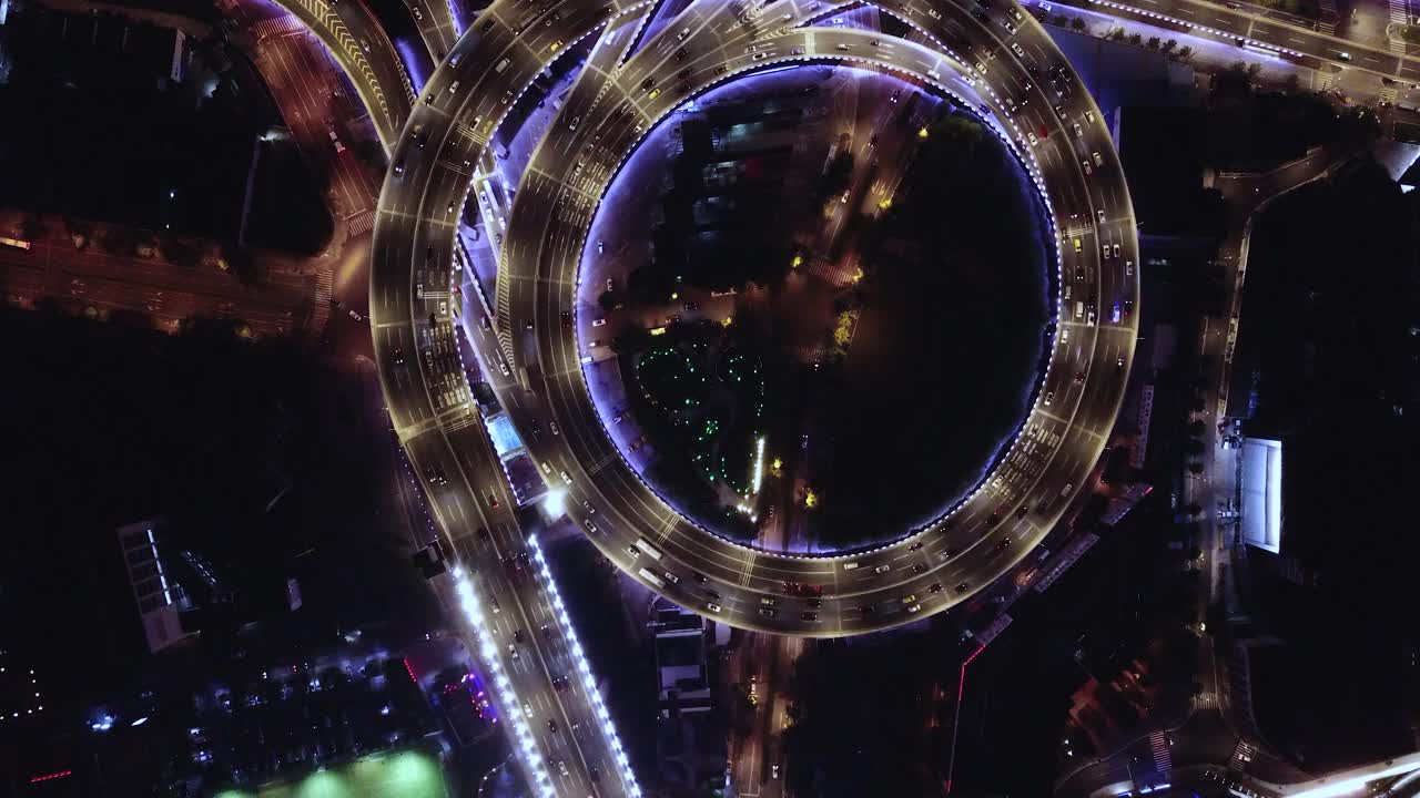 夜间天桥和城市交通的无人机视角视频素材