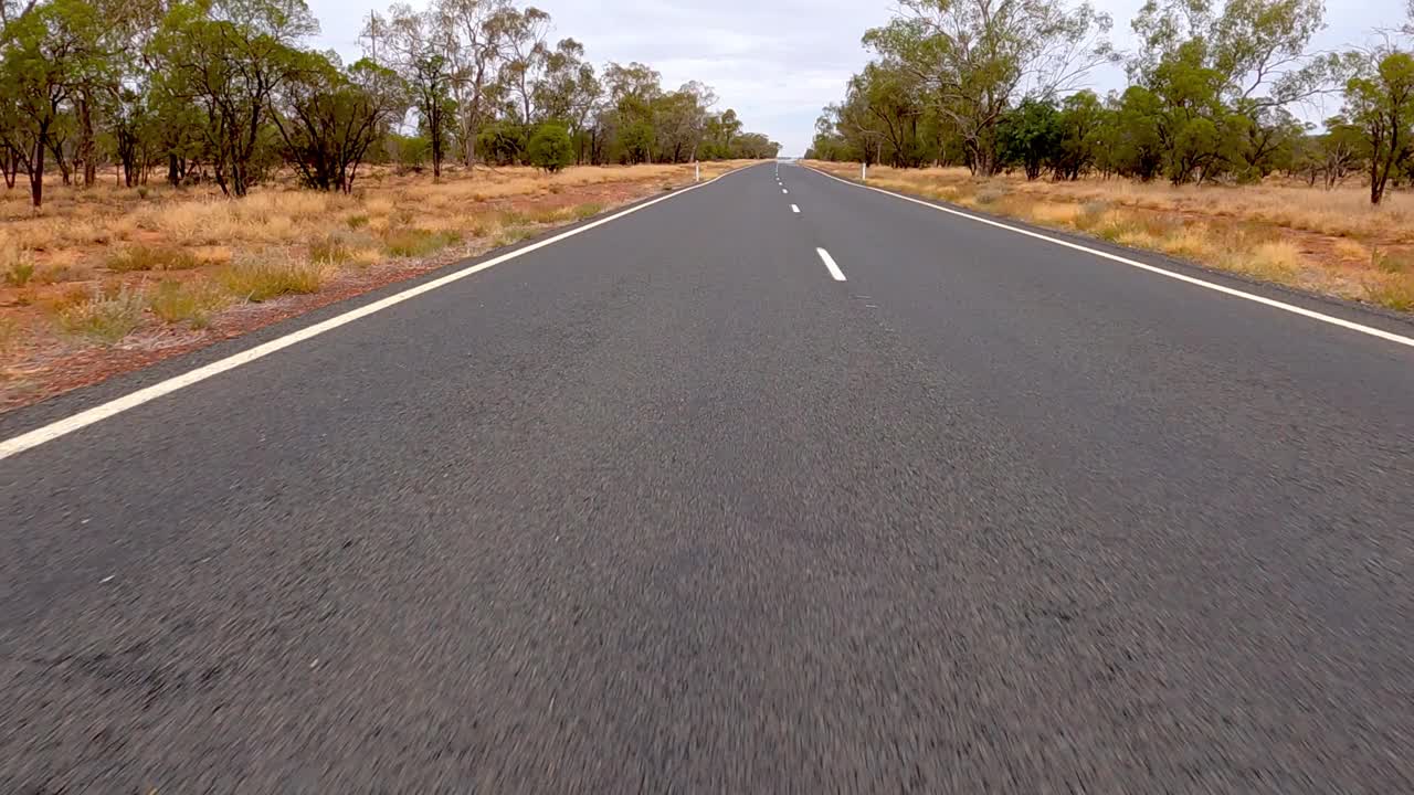 驾驶在空旷的道路，乡村公路，稀疏的平原，澳大利亚农村视频素材