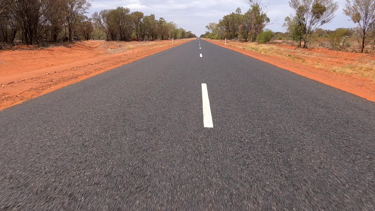 在空旷的道路上驾驶，乡村公路，澳大利亚农村视频素材