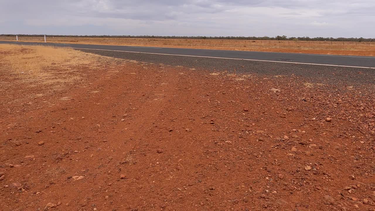 驾驶在空旷的道路，乡村公路，荒凉的景观，澳大利亚农村视频素材