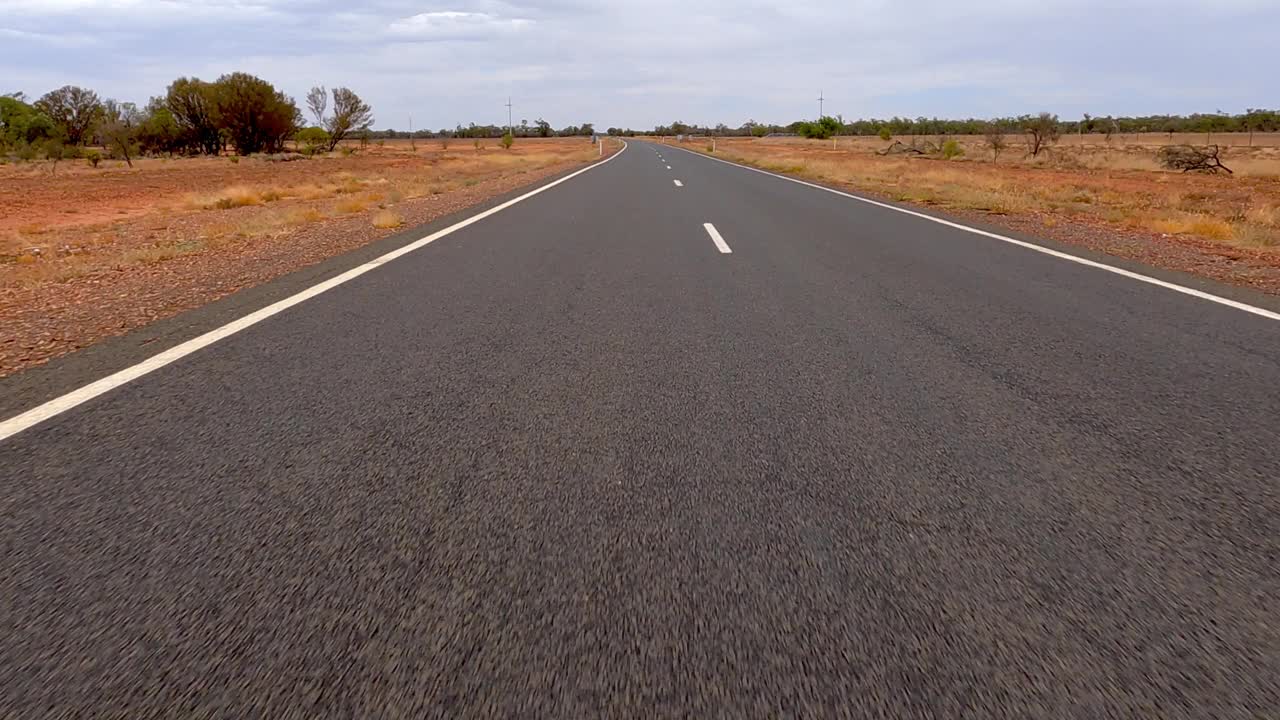 行驶在空旷的公路，乡村公路，平原，澳大利亚农村视频素材
