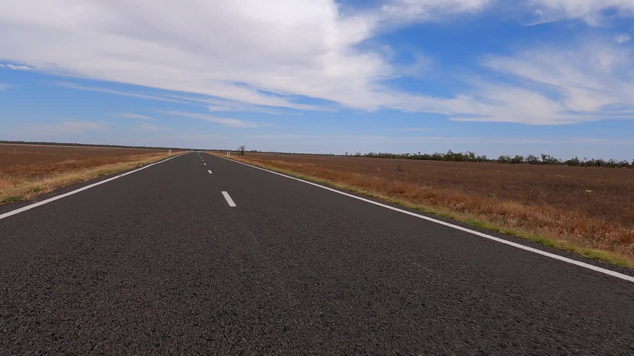在空旷的道路上驾驶，乡村公路，澳大利亚农村视频素材