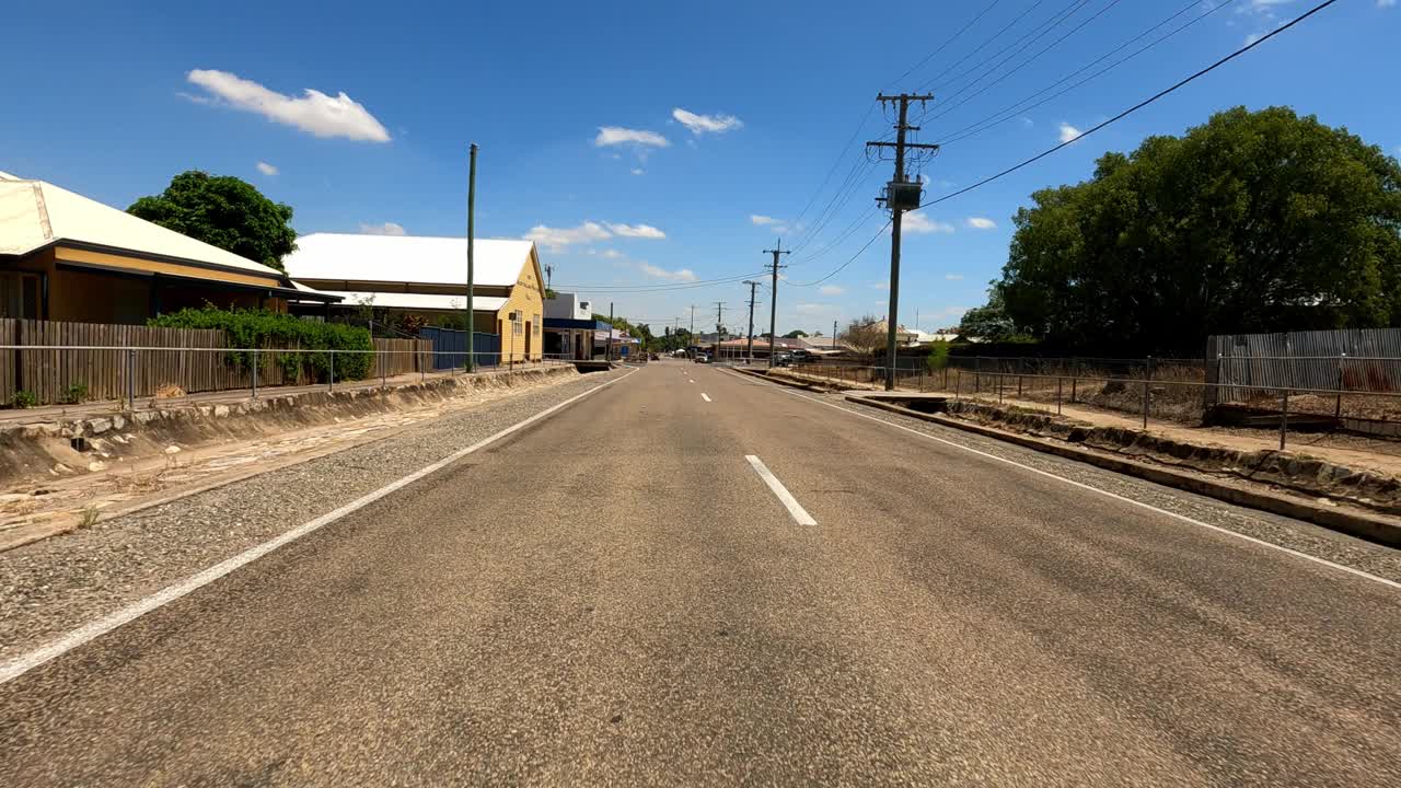驾驶通过繁忙的乡村小镇主要街道在阳光明媚的一天，澳大利亚农村视频素材