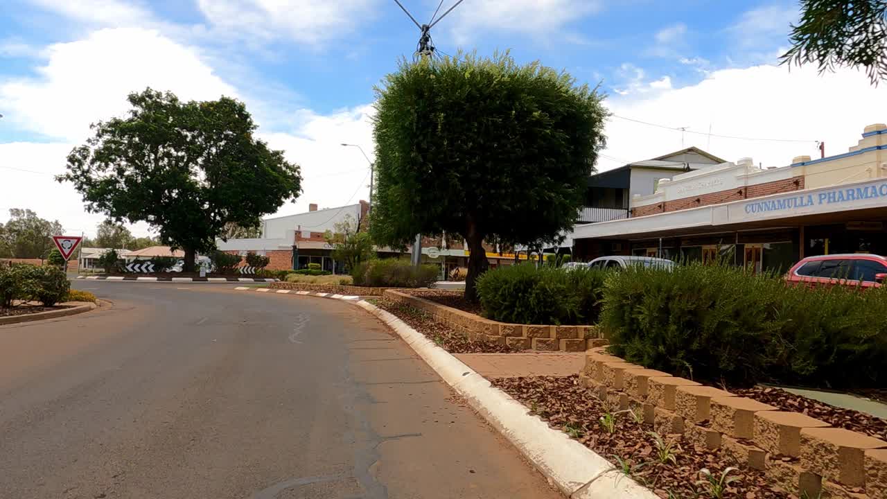 在澳大利亚内陆乡村小镇的主要街道上开车视频素材