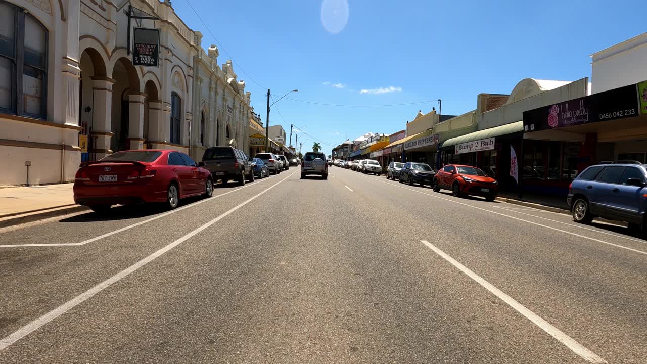 驾驶通过繁忙的乡村小镇主要街道在阳光明媚的一天，澳大利亚农村视频素材