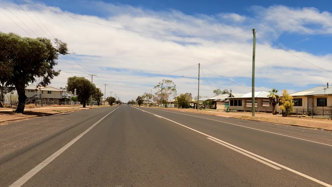 在澳大利亚内陆的乡村小镇里开车视频素材